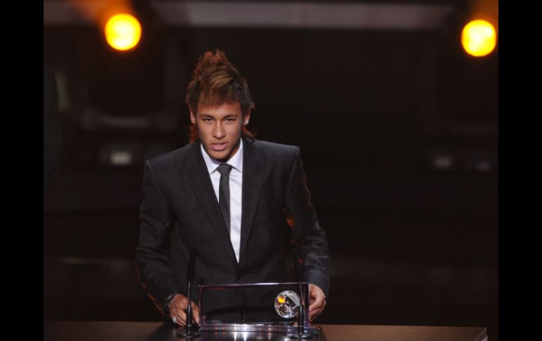 El jugador del Santos se dijo emocionado por recibir el trofeo y reconoció su admiración a Hugo Sánchez. AFP  /