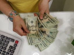 Centros cambiarios de Nuevo Laredo y Reynosa vendieron la divisa estadunidense en el precio más alto de 13.90 pesos.  /