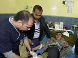 Raad Hamza recibe tratamiento en un hospital tras resultar herido en un atentado  en el barrio de al-Shaab de Bagdad. AP  /