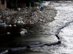 Las lluvias ocasionaron que el petróleo derramado llegara a las aguas del Río Coatzacoalcos. EL UNIVERSAL  /