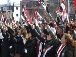 Cientos de simpatizantes del gobierno de Asad, salieron a las calles a protestar contra resoluciones de la Liga Árabe. EFE  /