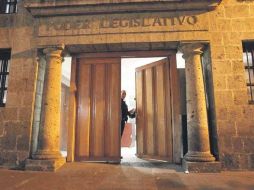 El Congreso estatal decide cerrar sus puertas a 300 empleados y asegura que al final del proceso despedirán a 700.  /