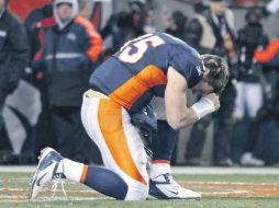 Tebow se quitó el casco y se hincó y rezó para agradecer otro milagro para los Broncos de Denver. REUTERS  /