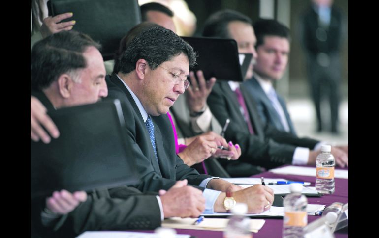 El secretario de Educación, Antonio Gloria (c), firmó el convenio del programa que beneficia a mil 300 planteles de 50 municipios.  /