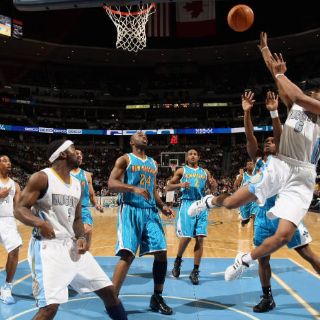 Landry y Kaman guían a los Hornets a la victoria