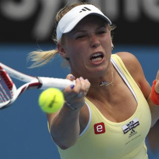 Wozniacki y Kvitova sufren para avanzar en Sídney