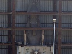 La gigantesca estatua de granito del Faraón Ramsés II, fotografiada en la zona donde se construirá el nuevo Gran Museo Egipcio. EFE  /