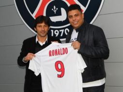 Ronaldo se dejó retratar con una camiseta del PSG con su nombre y el número 10 a la espalda. ESPECIAL @PSG_inside  /
