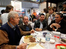 Fernando Guzmán se reunió con comerciantes y artistas en la zona del Mercado de Abastos.  /