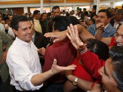 Enrique Peña Nieto en Puebla frente a decenas de priistas como parte de su campaña. REUTERS  /