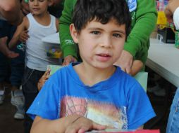 La fila era larga y los niños no podían esconder su emoción ante un regalo desinteresado.  /