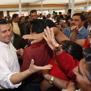 Peña Nieto pierde cuatro puntos por resbalones; sigue arriba