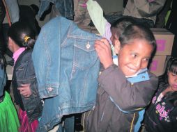 Ante el aumento del frío en el país, con temperaturas bajo cero y nevadas, la Sedesol entrega de 330 mil cobertores y chamarras. NTX  /