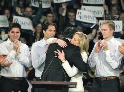 Mitt Romney y su familia festejan los resultados estatales que le dan su segunda victoria. AP  /