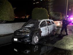 El vehículo donde se hallaron los cuerpos fue incendiado. EL UNIVERSAL  /