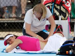 Petkovic recibe tratamiento médico durante encuentro con la polaca Agnieszka Radwanska. REUTERS  /