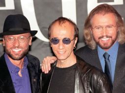 Maurice Gibb (izquierda) murió a causa de un paro cardiaco. Rumoran un proyecto fílmico de la banda a cargo de Steven Spielberg. AP  /