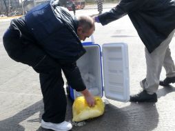 De inmediato los especialistas lo recogieron y colocaron dentro de la hielera.EL UNIVERSAL  /