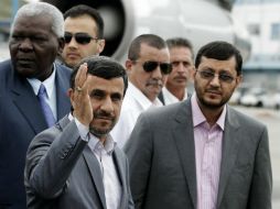Mahmoud Ahmadinejad camina con el vicepresidente cubano Esteban Lazo en el aéropuerto Jose Marti. REUTERS  /