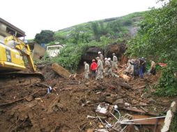 Autoridades participando en labores de rescate en la localidad brasileña de Sapucaia, en el estado de Río de Janeiro.EFE  /
