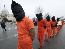 En el 10 aniversario de la llegada de presos a la cárcel de Guantánamo, cientos de activistas pidieron en Estados Unidos su cierre. AFP  /