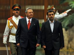 Mahmoud Ahmadinejad (d) se entrevista con Raúl Castro (i) en el Palacio de la Revolución.  /