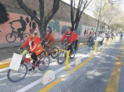 Durante al acto inaugural, varios usuarios aprovecharon para realizar el recorrido a lo largo del primer tramo de la vía ciclista.  /