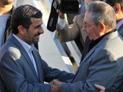 El presidente cubano, Raúl Castro (d), despide a su homólogo de Irán, Mahmud Ahmadineyad (i). EFE  /