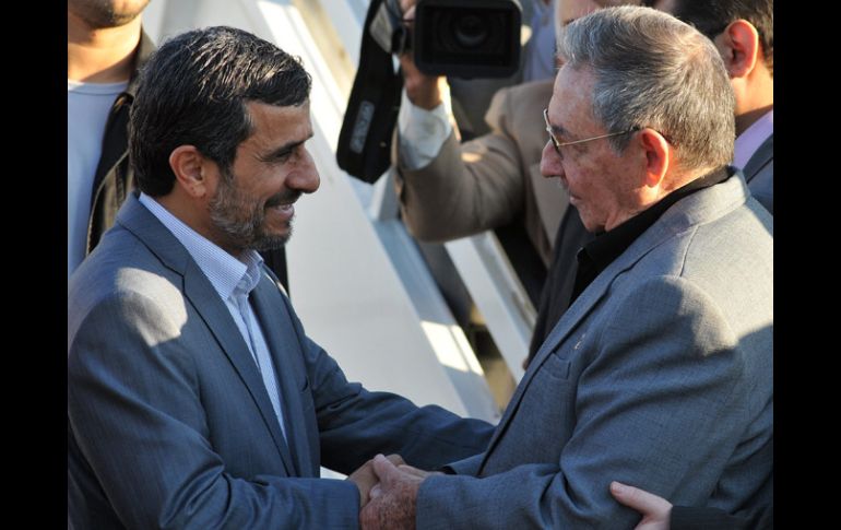 El presidente cubano, Raúl Castro (d), despide a su homólogo de Irán, Mahmud Ahmadineyad (i). EFE  /