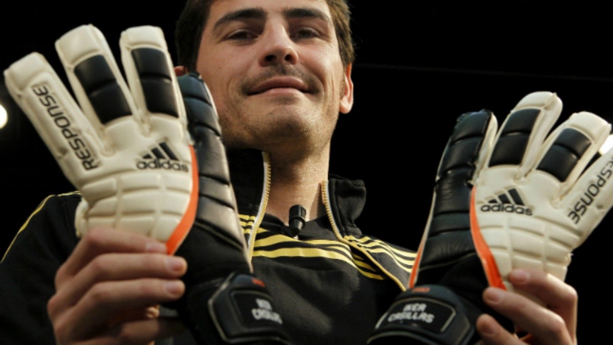 Iker Casillas sus guantes | El Informador