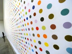 La obra Urea 13-C enmarca a una persona que camina por la galería Gagosian de Nueva York. AFP  /