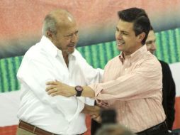 Enrique Peña Nieto (d), precandidato del PRI a la Presidencia, con Carlos Romero Deschamps, líder del sindicato de Pemex. EL UNIVERSAL  /