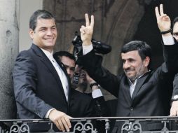 El mandatario iraní, Mahmoud Ahmadinejad (derecha), saluda a los ecuatorianos acompañado de su homólogo Rafael Correa. AFP  /