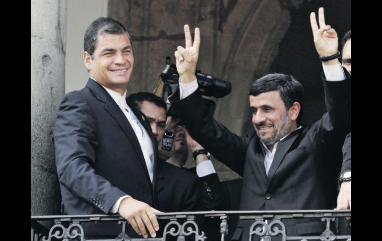 El mandatario iraní, Mahmoud Ahmadinejad (derecha), saluda a los ecuatorianos acompañado de su homólogo Rafael Correa. AFP  /