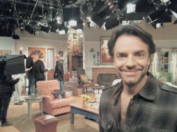 El creador de La familia P.Luche aparece sonriente en el set del nuevo show. EL UNIVERSAL  /