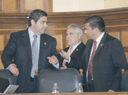 Javier Galván (der.) espera que Aristóteles le informe cuáles serán sus tareas en la campaña.  /