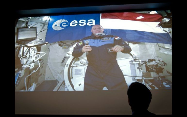 En la imagen, el astronauta Andre Kuipers, quien se encuentra abordo de la EEI mantiene una videoconferencia con ministro holandés. EFE  /