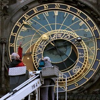 Restauran esculturas del Reloj Astronómico de Praga