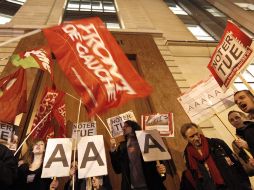 Miembros del Frente de Izquierda se manifiestan ante la sede de la agencia de calificación Standard & Poors en París, Francia. EFE  /