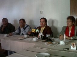 Durante la reuda de prensa: en micrófonos está Froilán Mejía vecino agredido.  /