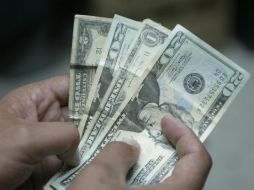 A la compra el billete verde bajo cinco centavos en comparación con el cierre del jueves.  /