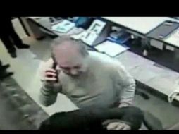 Imagen del video en que el empresario golpea a un empleado de valet parking. ESPECIAL  /