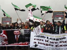 Activistas del 'Comboy Libertad' se manifiestan contra durante una protesta en la frontera turco-siria, en Gaziantep. EFE  /