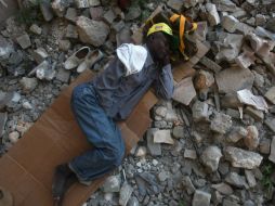 Un hombre duerme en el suelo de la destruida iglesia St. Ann's, en Puerto Príncipe (Haití). EFE  /
