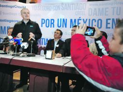 Un niño toma una fotografía a Santiago Creel, quien se reunió con militantes en la Ciudad de México. NTX  /