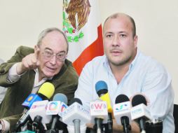 Enrique Alfaro Ramírez (derecha) confirmó que no buscará un escaño en el Senado, como se lo ofreció el PRI.  /