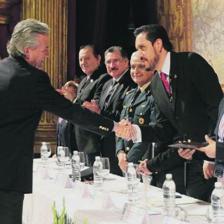 Reconocen labor de Alfonso Petersen