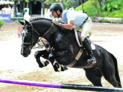 Javier Fernández, a lomos de “Anelka”, terminó su recorrido en un tiempo de 30.73 segundos.  /