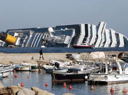 El ''Costa Concordia'' naufragó anoche, con cuatro mil 229  personas a bordo. AP  /