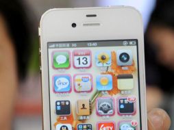 El iPhone 4S con su cámara integrada  de ocho megapíxeles 'podría convertirse en el único aparato necesario'. AFP  /